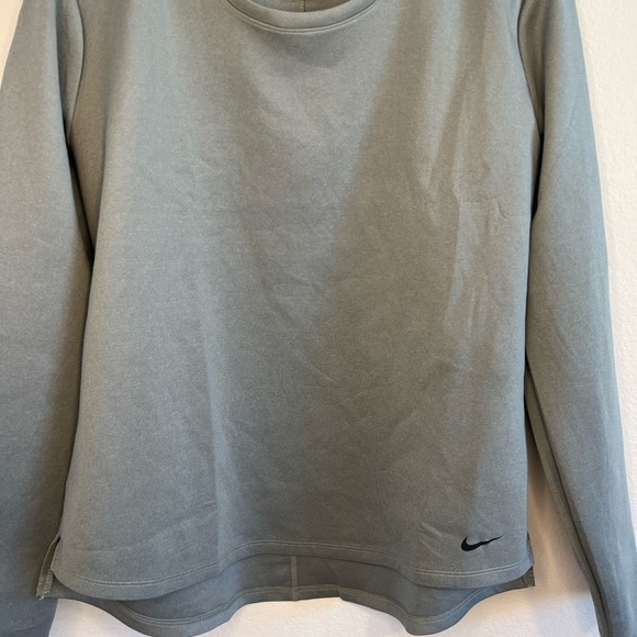 Nike Women’s Gray Thermal Fit Top Size Large NWT - Picture 2 of 10